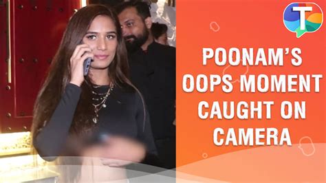 Poonam Pandey Suffers Wardrobe Malfunction as Divya Agarwal。